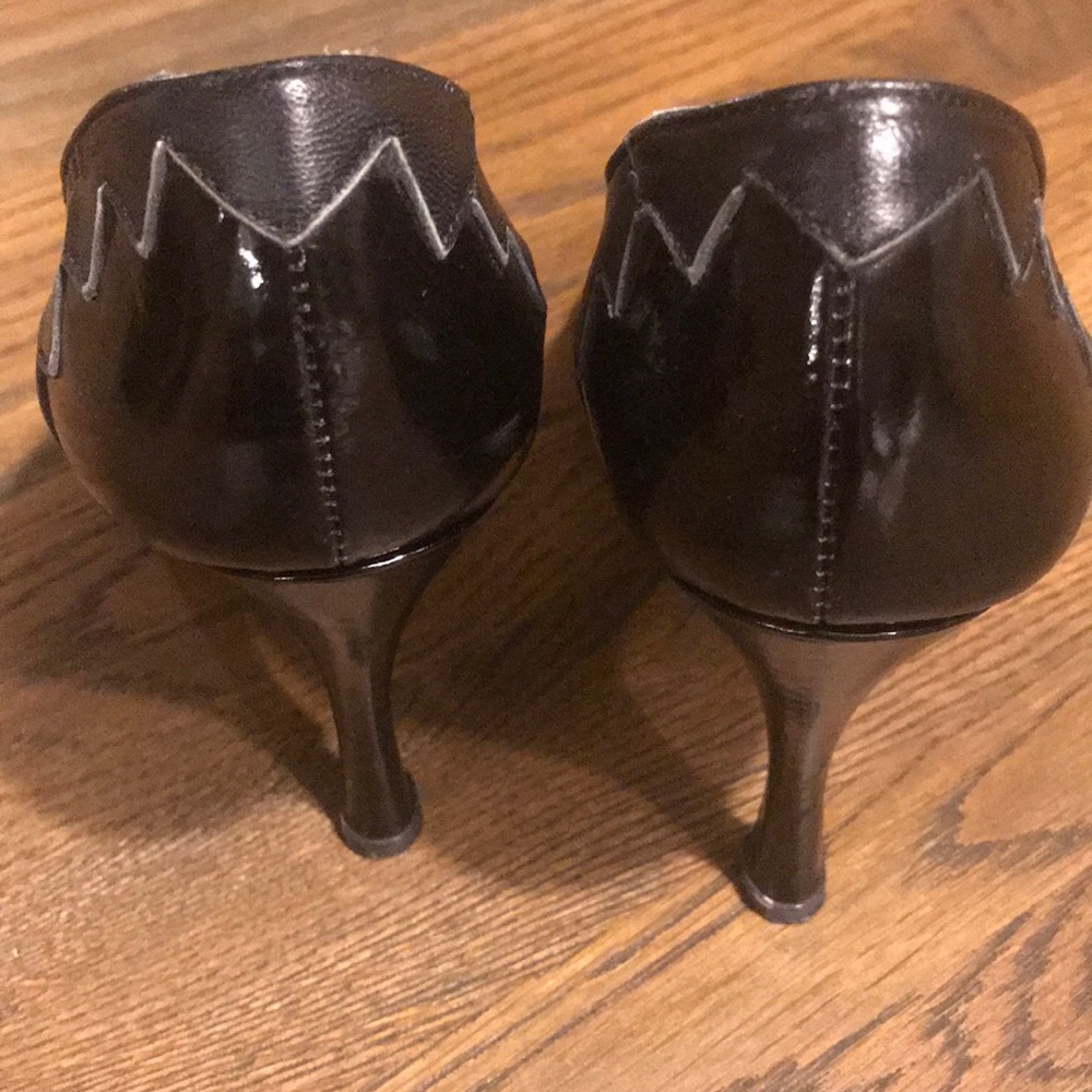 Unusual black leather kitten heeled pumps shoes